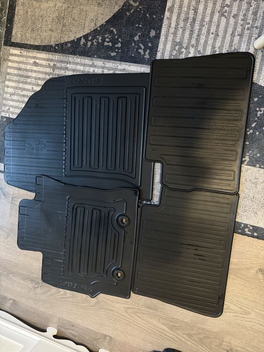 Оригинални гумени стелки за тойота аурис