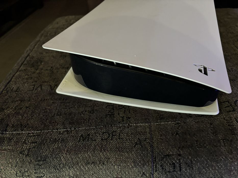 Плейстейшън 5 с 3 джойстика