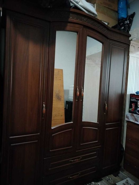 Shkaf mebell yong'oq daraxtidan bulgan judda mustahkam