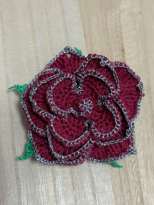 Brosa Trandafir Mov cu Insertii Argintii Handmade Tricotat