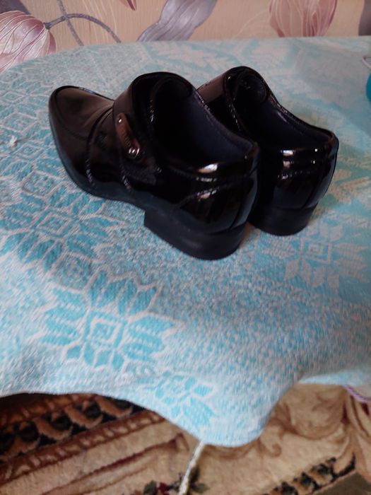 Продаются  детские  туфли.