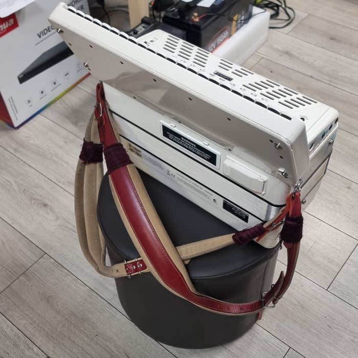 Amanet F28: Acordeon Electronic Roland FR3x Alb