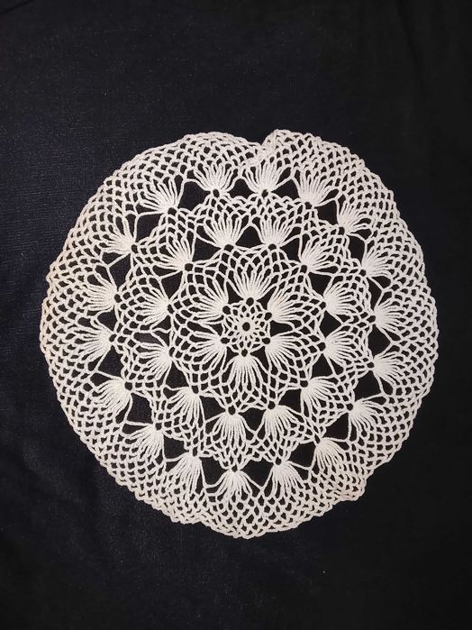 Покривки и подложки, плетени на една кука.