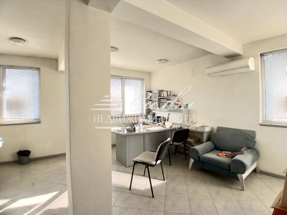 Офис в ТУХЛЕНА сграда - кв. Център!