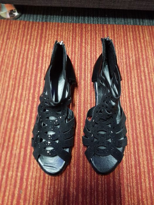 Vànd sandale de damà noi doar probate 150 roni màrimea 38