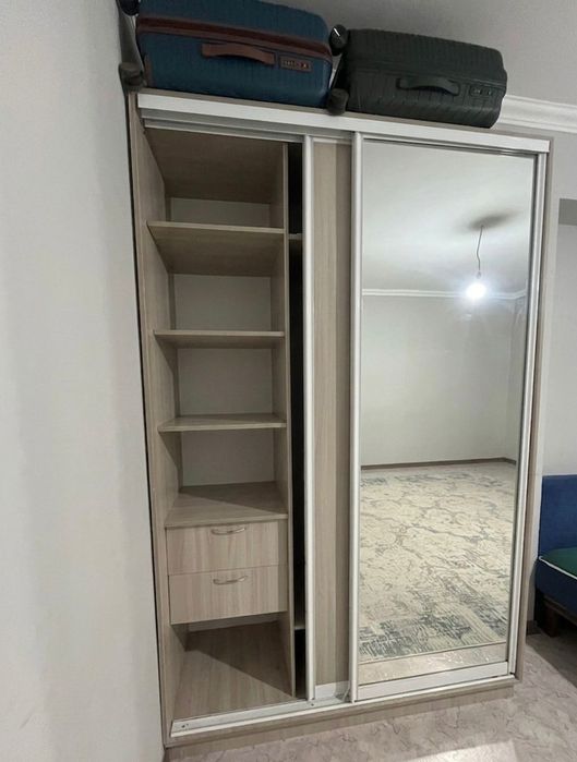 Шкаф с полками и для вешалок
