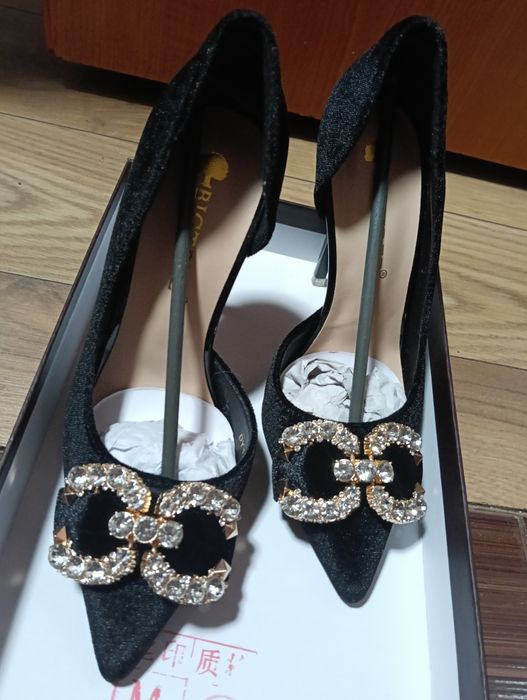 Pantofi cu toc din catifea