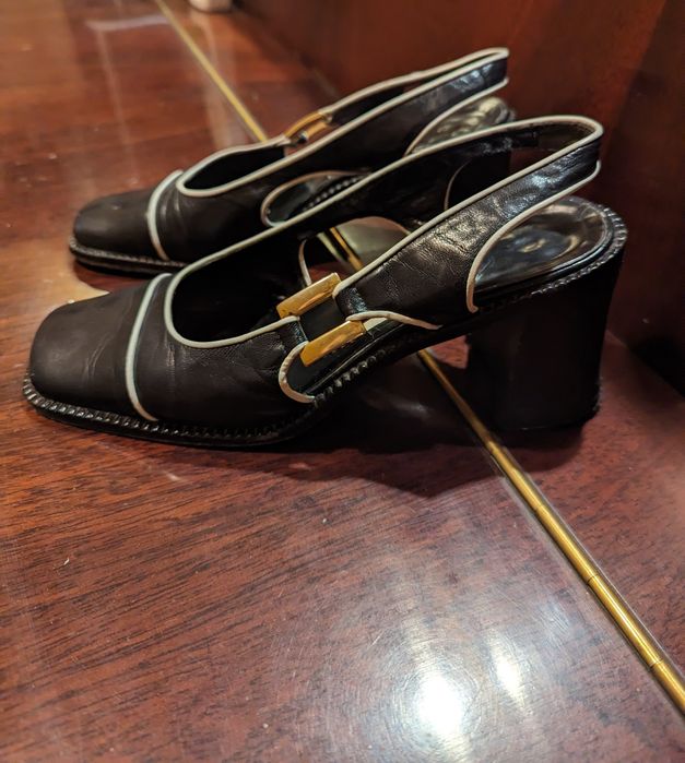 Продам 2 пары босоножек. Обе фирменные