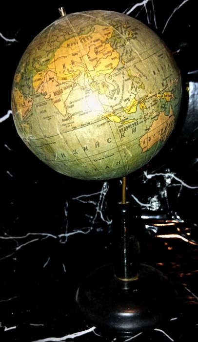 Малък ретро глобус от миналия век