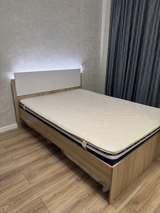 Продать кровать с матрасом 140 на 200