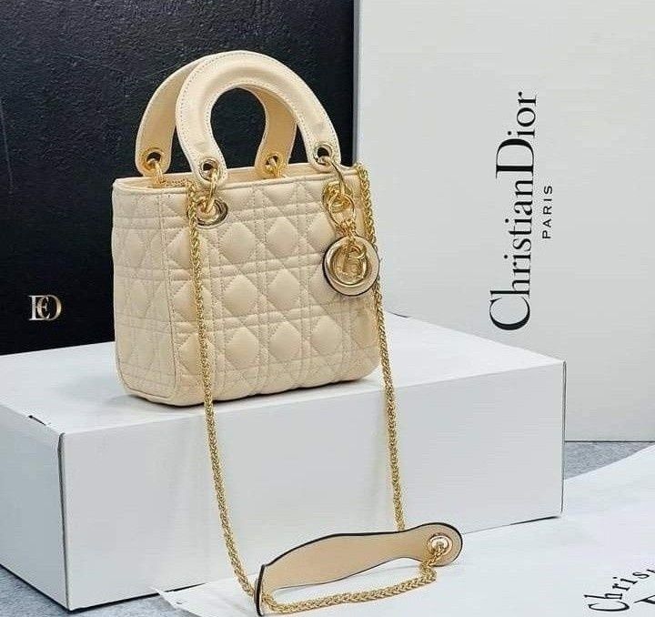 Geanta mini Dior,super model, accesorii metalice aurii, saculet, etich