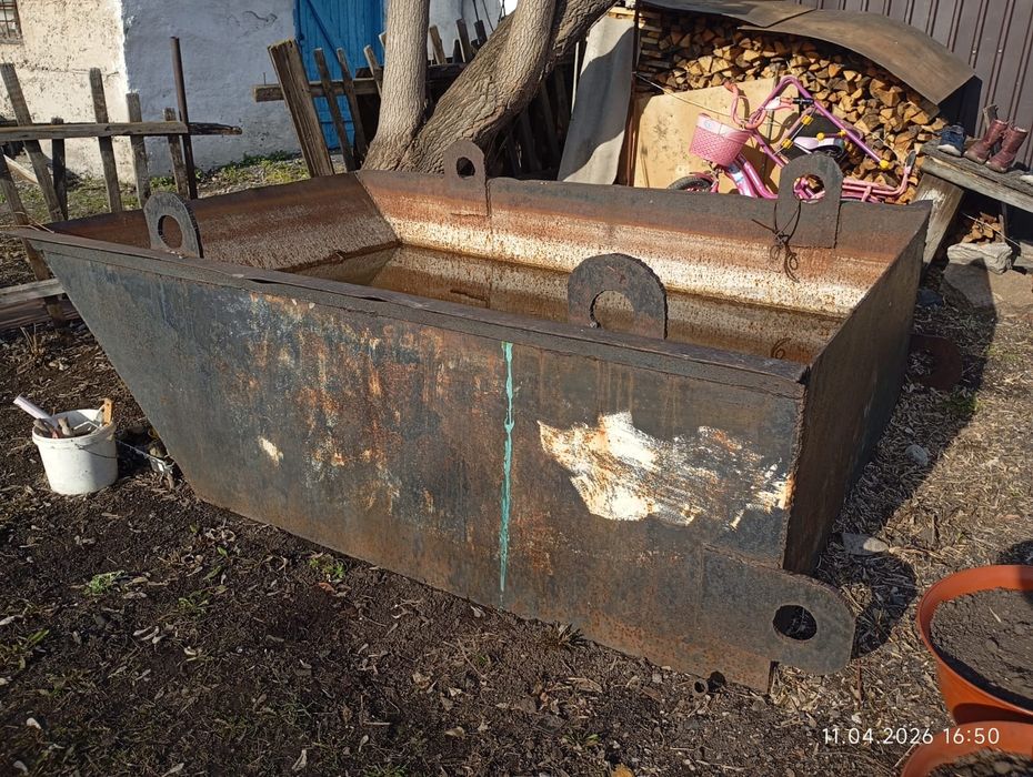 Бак железный, вагонетка