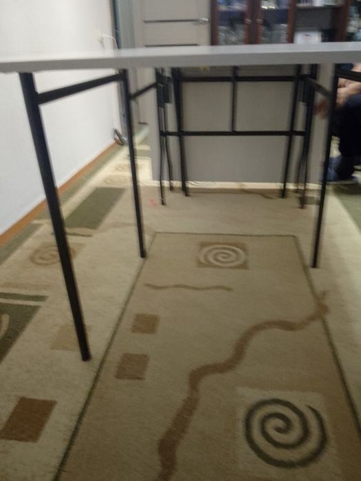 Продаю стол книжка