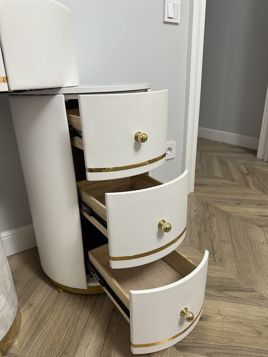 Продаю туалетный столик