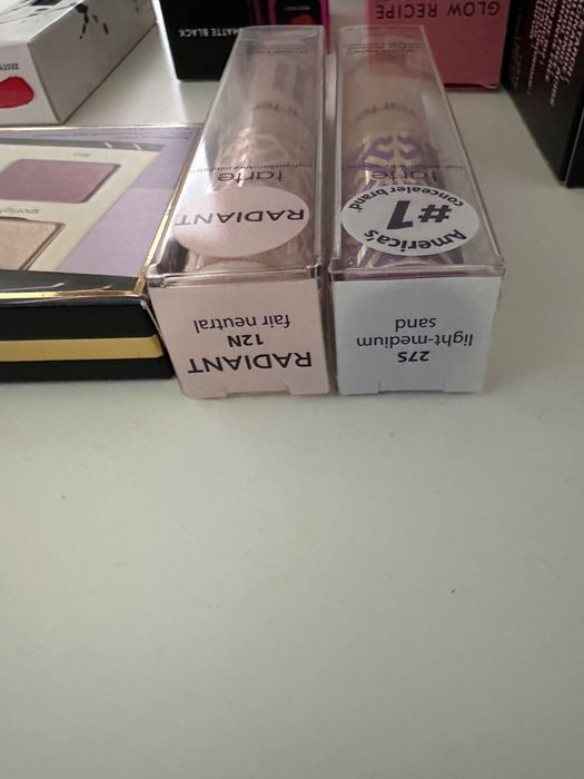 Козметика грим и грижа Fenty и Rare Beauty, Tarte, Guerlain, Glow Recipe, Estee Lauder, Huda и Erborian