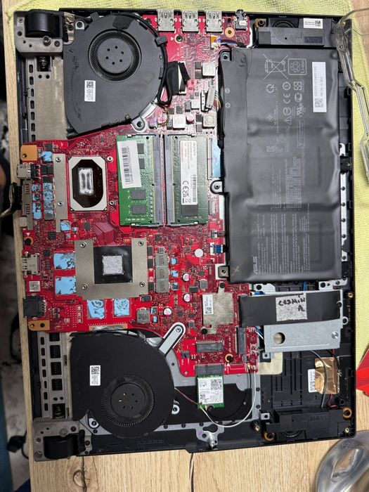 Laptop ASUS ROG Strix G512LI.

Specificații:
	•	Procesor Intel Co