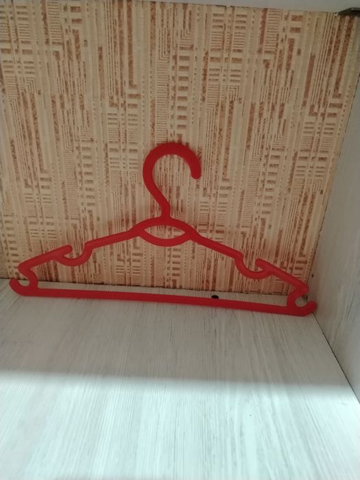 Вешалки для взрослой и детской одежды