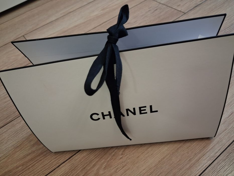 Комплект гримове и четки на Chanel за 220 лв всичко