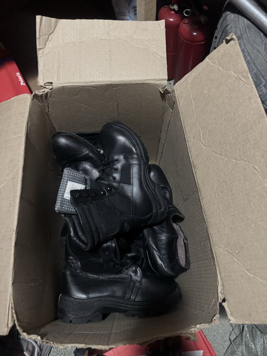 Продам. Вещи, туфли, берцы.