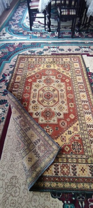 Гиламлар сотилади.