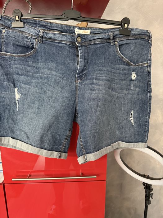 Vand blugi scurti  30 lei
