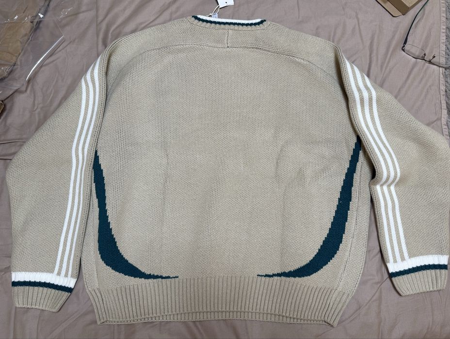 Adidas L/XL пуловер