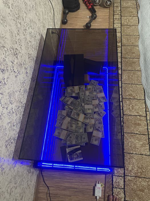 Продам стол декаративный