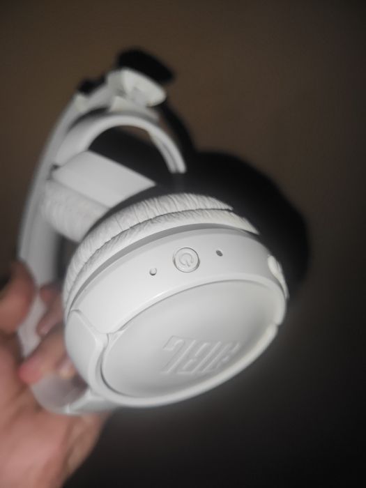 JBL белый цвет идеально