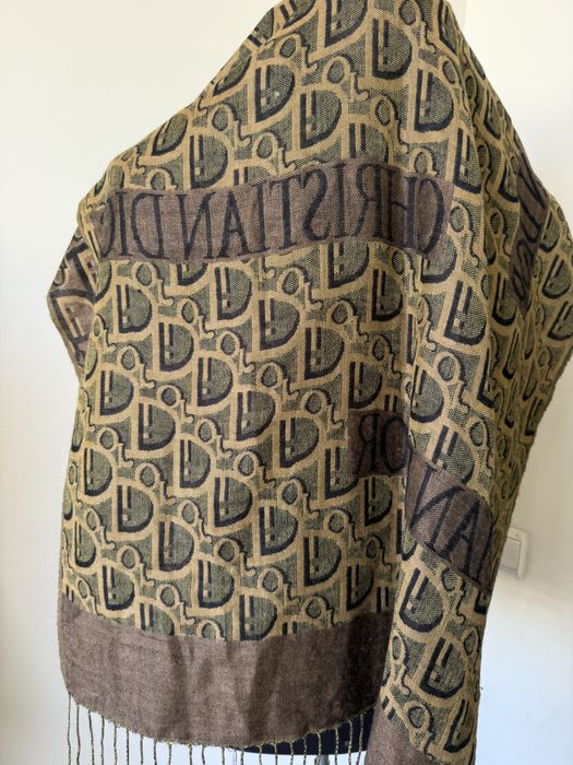 Esarfa C.D ior , impecabila