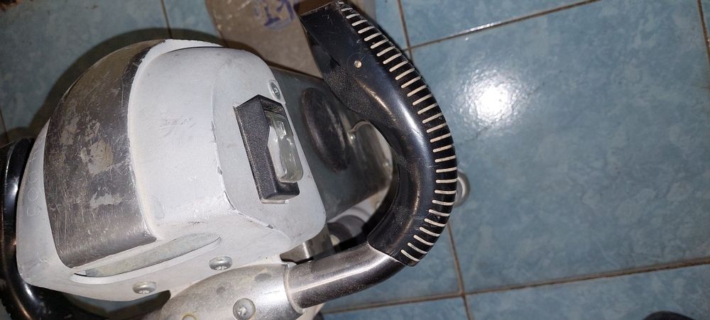 Se vinde mașina rașchetat parchet pentru margini .