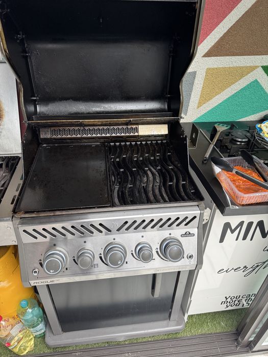 Gratar fonta pe gaz Napoleon  cu rotisor si sigilare vita