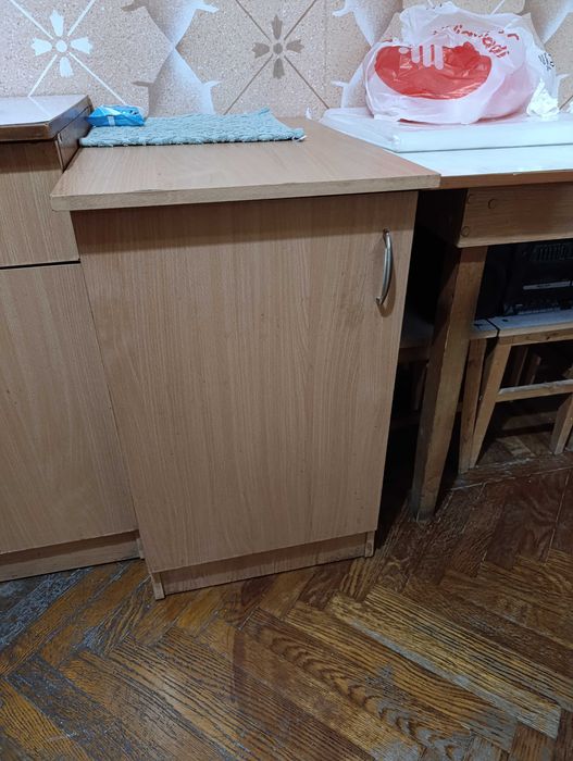 Продается комплект :шкаф, комод  , и столик на колесах, цена за все