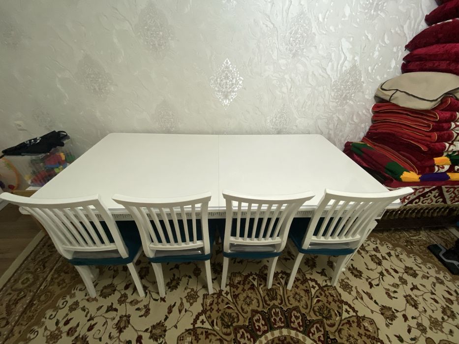 Стол со стульями