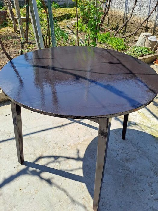 Кръгла трапезна дървена маса от масив