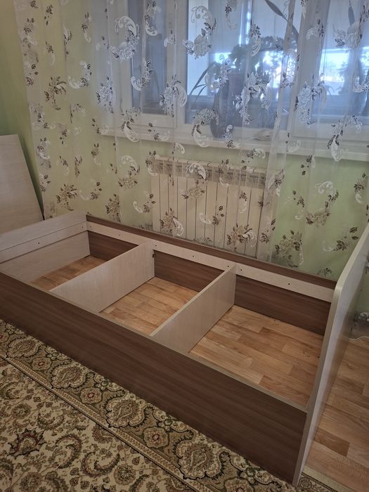 Односпальная кровать с матрасом