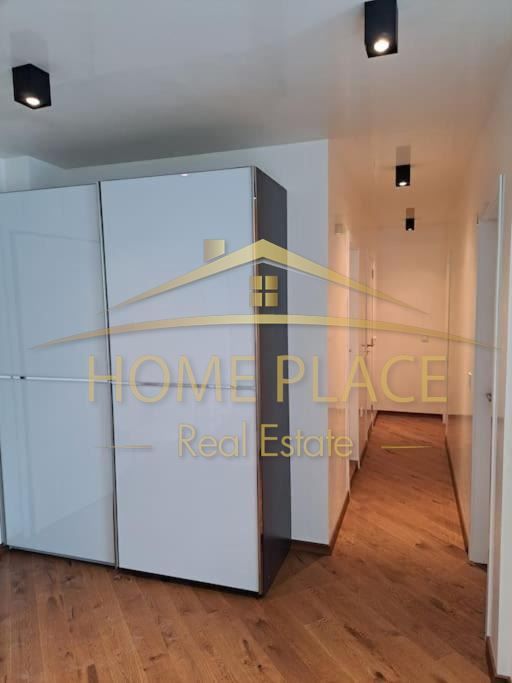 Тристаен обзаведен апартамент за продажба в ж.к. Чайка.