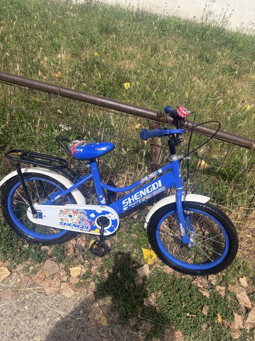 Vand bicicleta cu roti pe 14