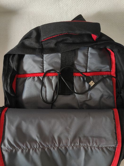 Ghiozdan cu port USB