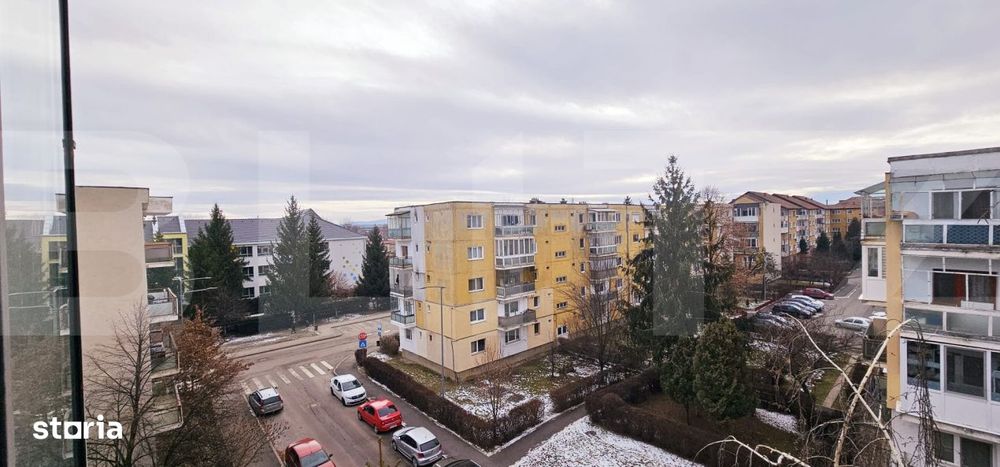 Apartament generos: 97,5 mp, 5 camere, 2 bai mari