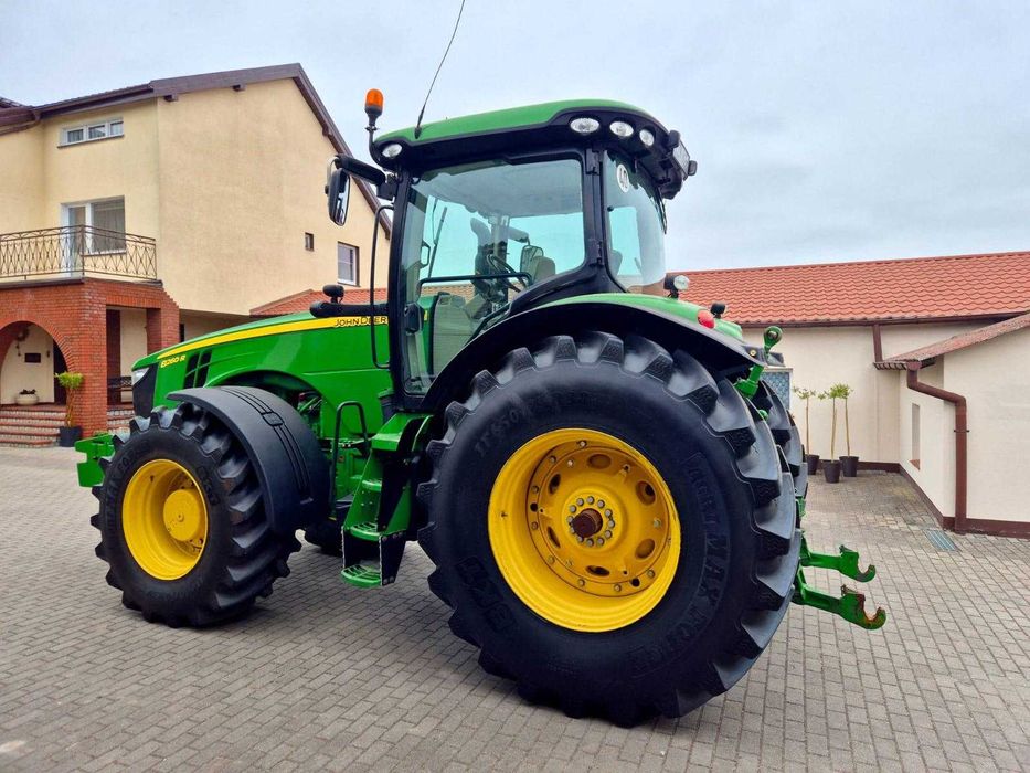 John Deere 8260R