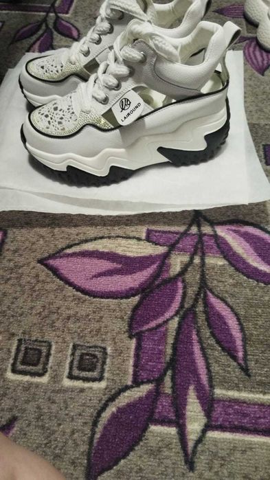 Продам кроссовки