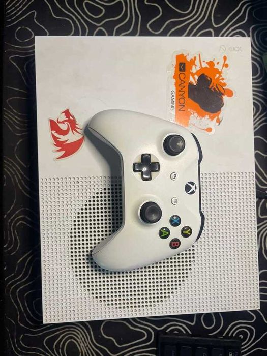Продавам Xbox One S 1TB в добро състояние. <3