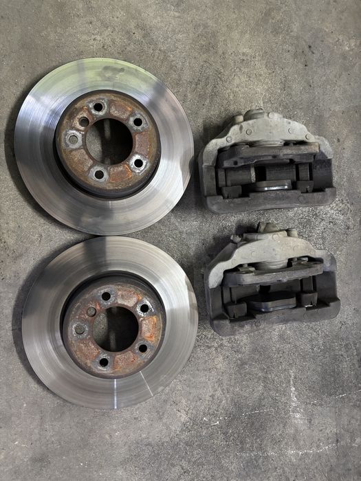 Спирачни апарати дискове и накладки BMW e60 324мм