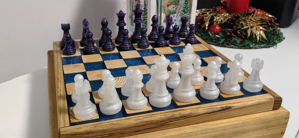 ШАХ - дърво (масив) и епоксидна смола, с LED осветление