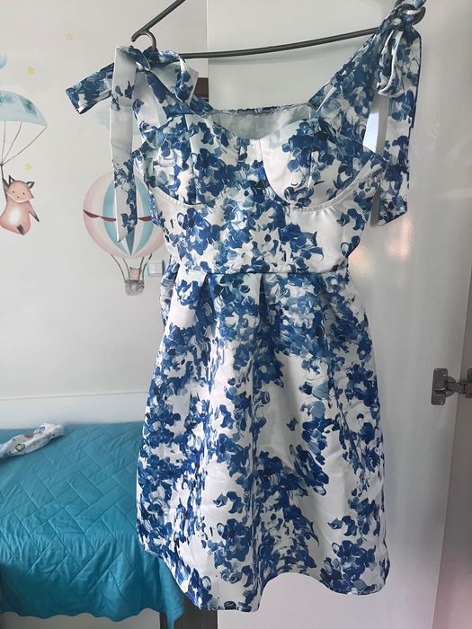 Дамска рокля в синьо и бяло