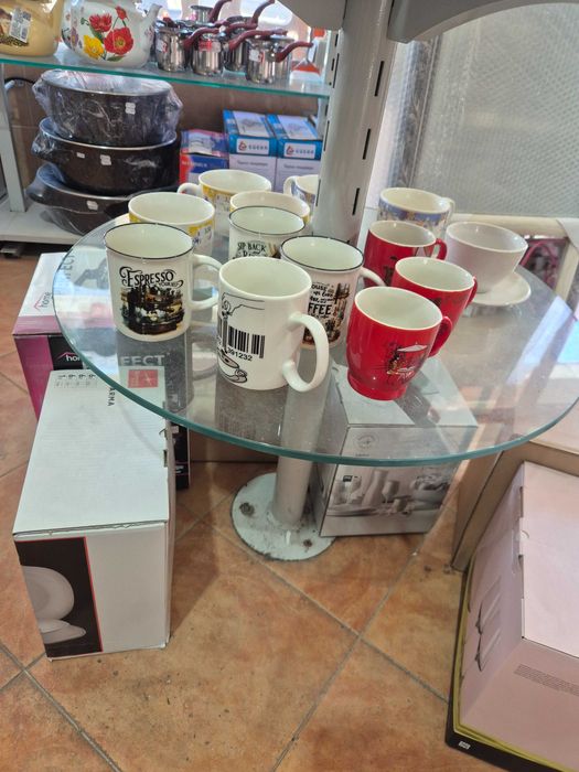 Метална тръбна стойка със стъклени рафтове