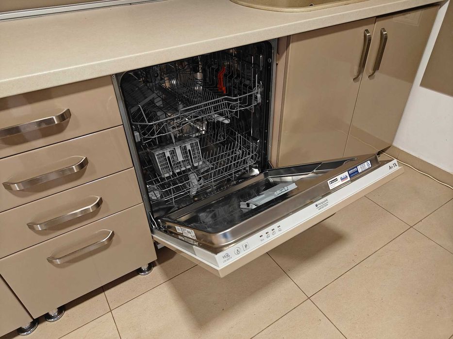 Vand mobila de bucatarie complet dotata cu electrocasnice APROAPE NOI