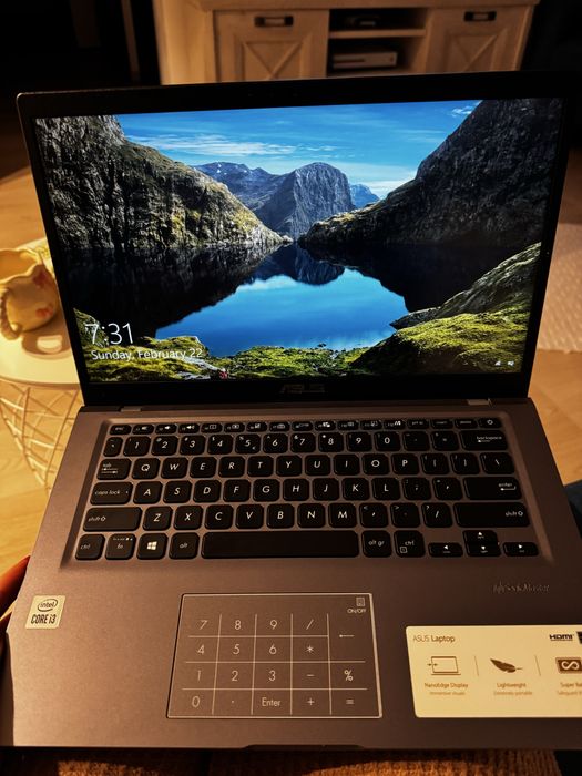 Vand laptop Asus i3, ca nou.