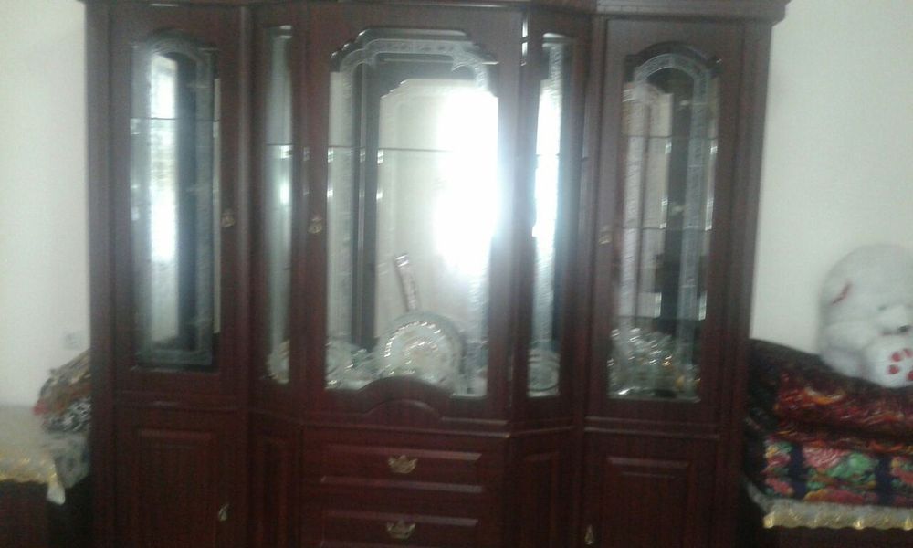 Кенг макон стенка ва камод. Холати яхши.йигилган холда турибди