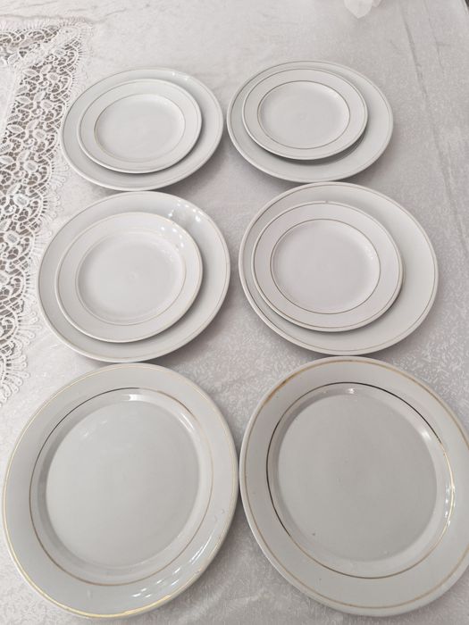 Тарелки б/у белого цвета